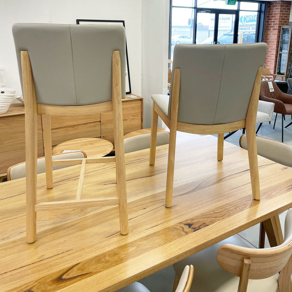 Koda : Dining Chair Leather Upholstery / Walnut Leg