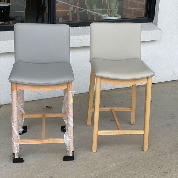 Koda : Dining Chair Leather Upholstery / Walnut Leg